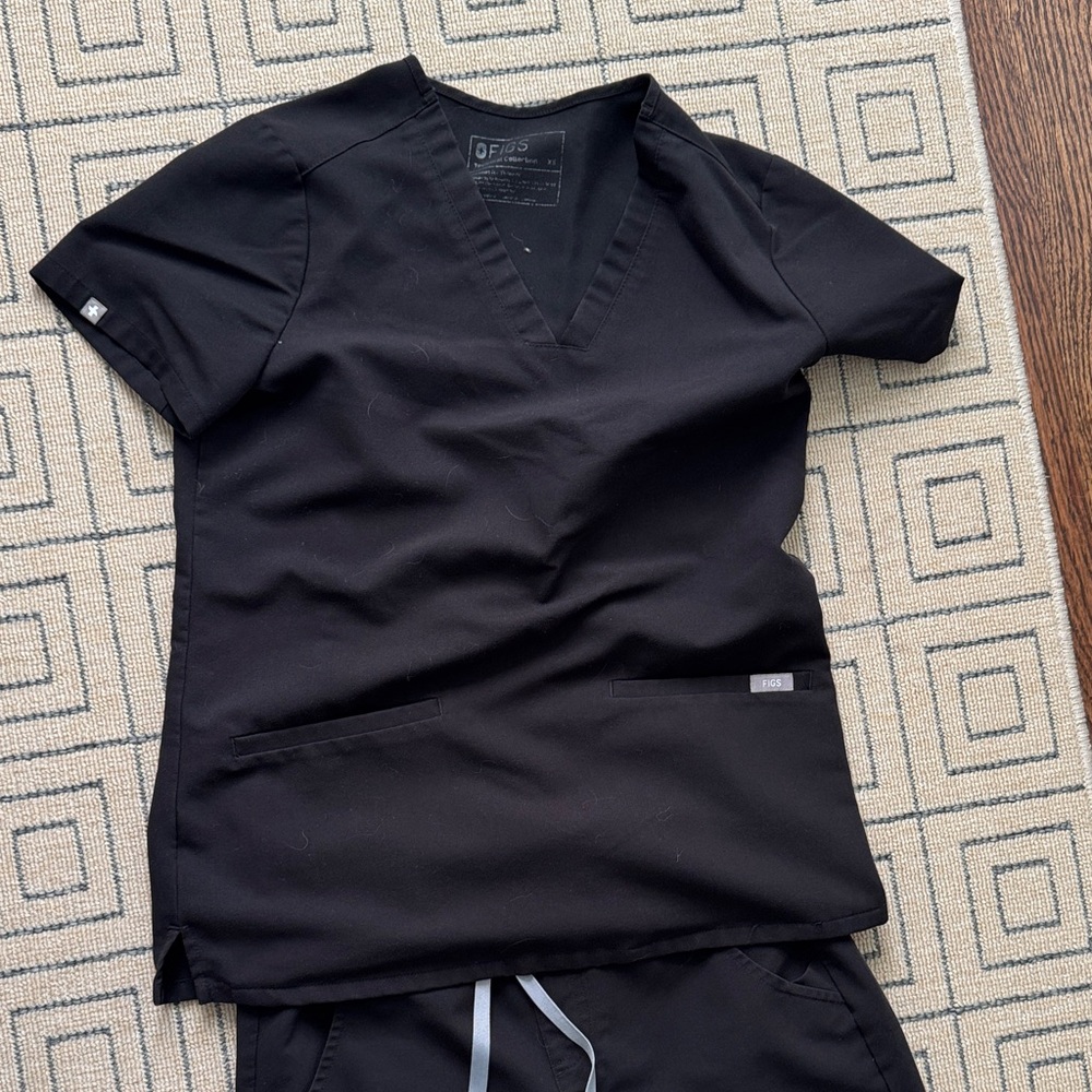 Figs Black V-Neck Scrub Top with Front Pockets and jogger pants XS/t top small
